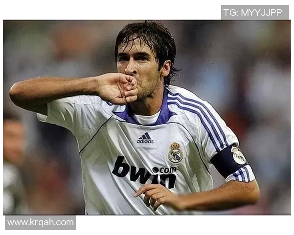 经典足球巨星劳尔手办：再现绿茵传奇瞬间，致敬不朽的足球英雄