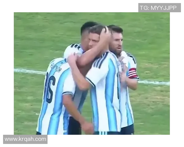 足球球星单刀破门瞬间展现速度与激情令球迷热血沸腾